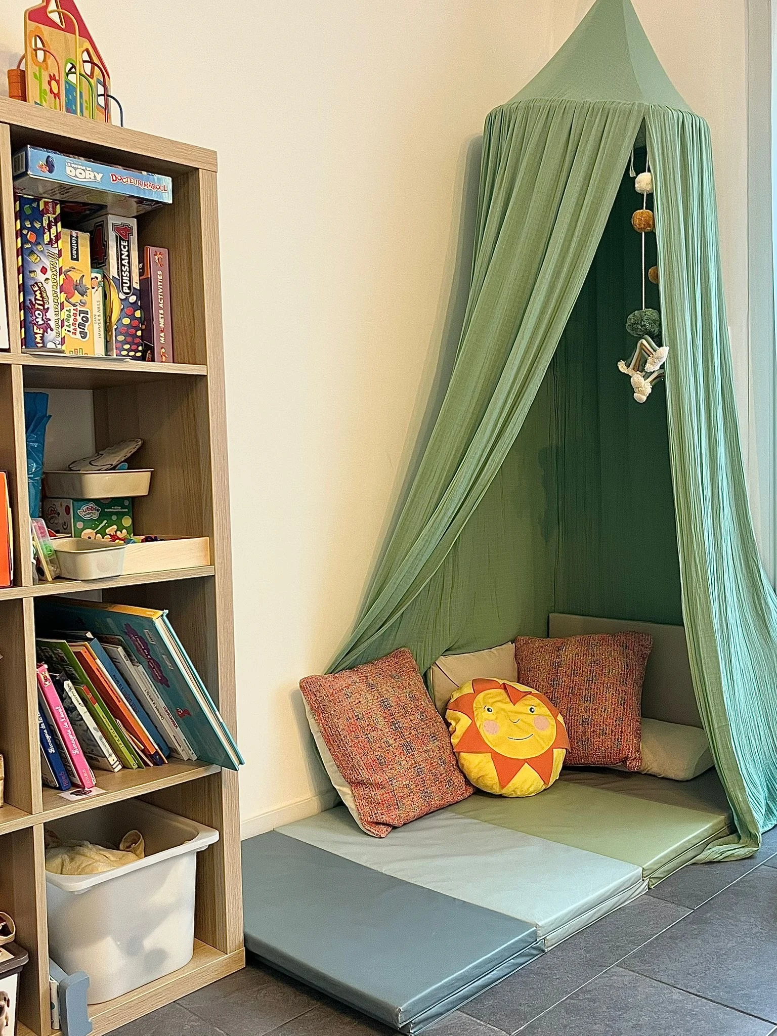 Coin lecture avec ciel de lit vert du cabinet de psychomotricité à Marseille 10e